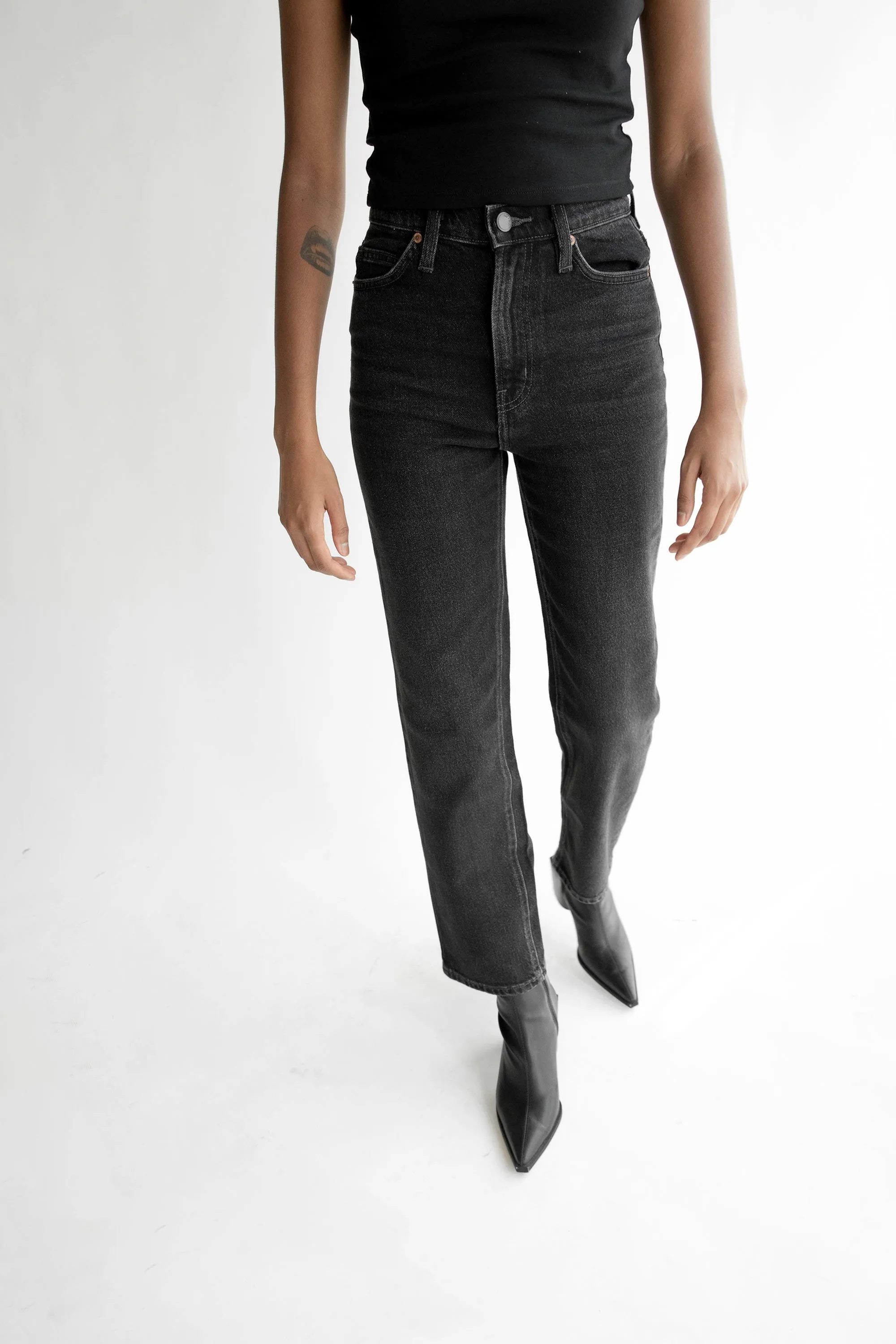 OAK ESSENTIAL STRAIGHT LEG HIGH-RISE JEAN